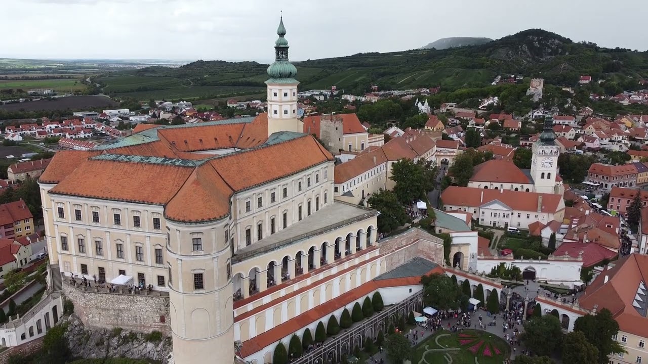 Mikulov z dronu DJI Mavic mini2 - Pálavské vinobraní (Svatý Kopeček, jezero v Janičově vrchu, CHKO)