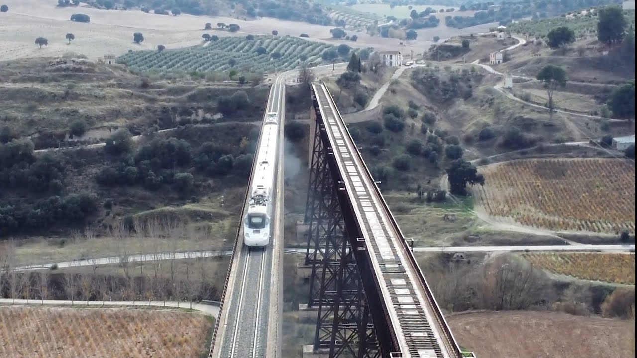 Tren Alvia 730 cruzando el puente del Hacho