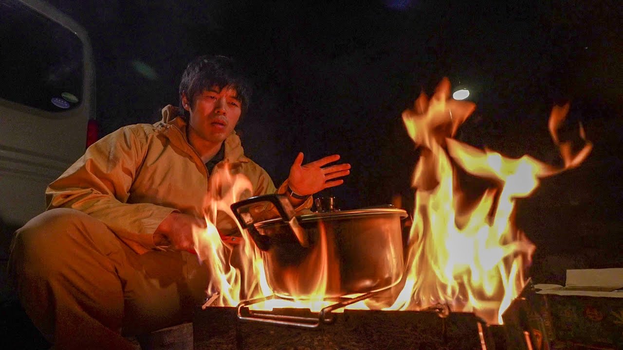 冬キャン焚き火の地獄もつ鍋【UUUMキャンプ部夕ご飯編】