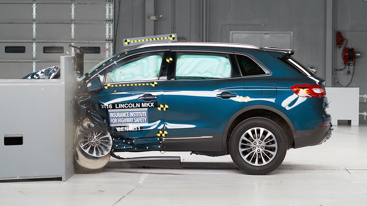 2016 Lincoln MKX driver-side small overlap IIHS crash test