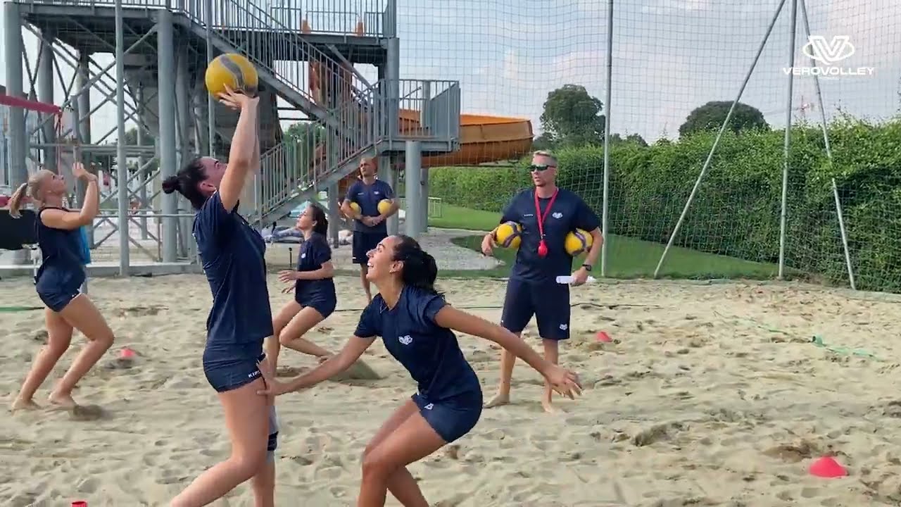 🙋🏼 INTO THE COURT | Training with the girls