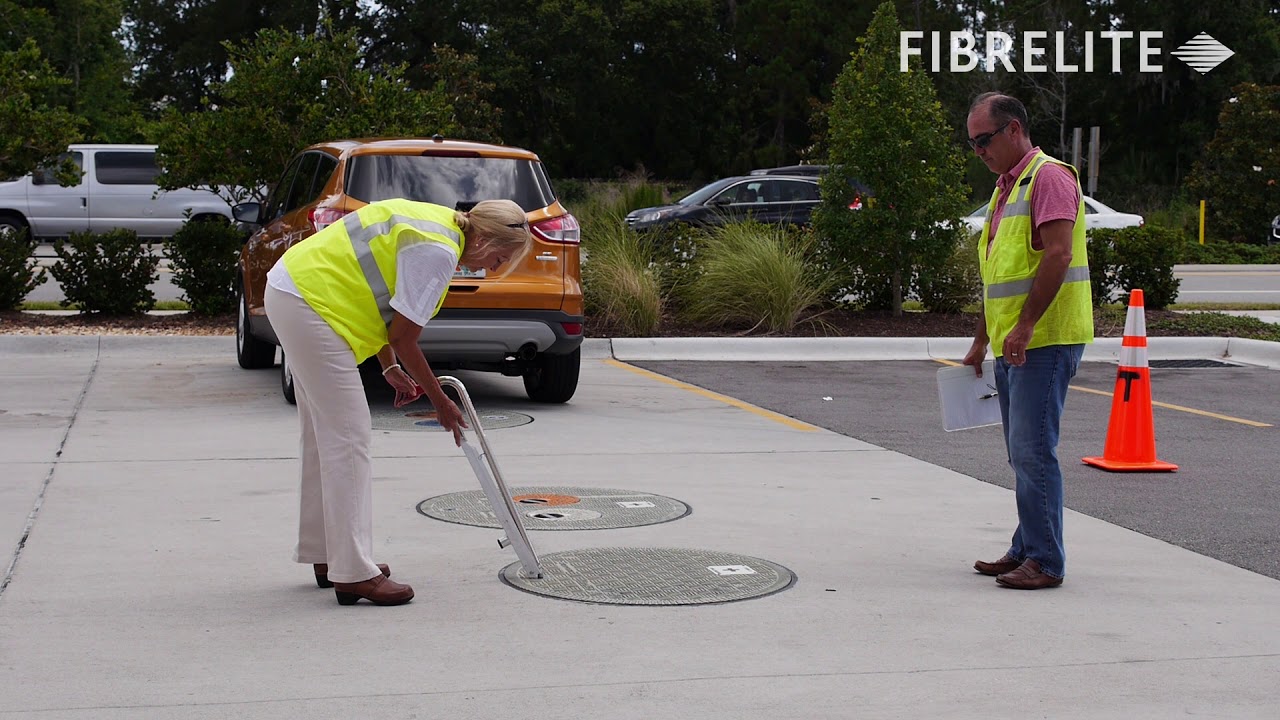Composite Access Covers Tested Under 32,500 lb RV: Fibrelite & Competitor - Portuguese Subtitles