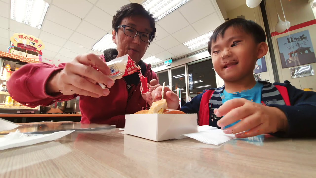 父子時光..7-11超商39元熱呼呼飛燕煉乳銀絲卷