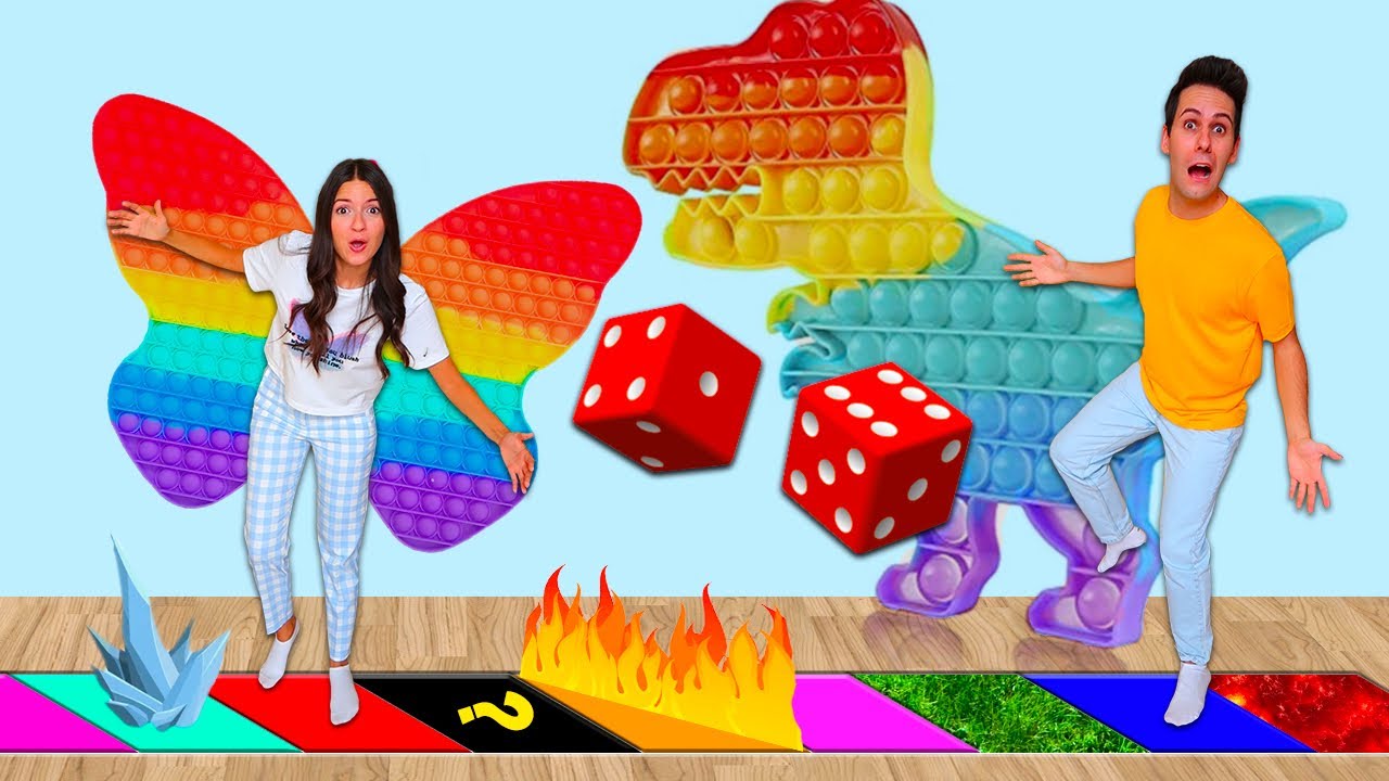 SOFÌ E LUÌ GIOCANO AL GIOCO DA TAVOLA GIGANTE!! Challenge Pop It Impossibile | Me contro Te