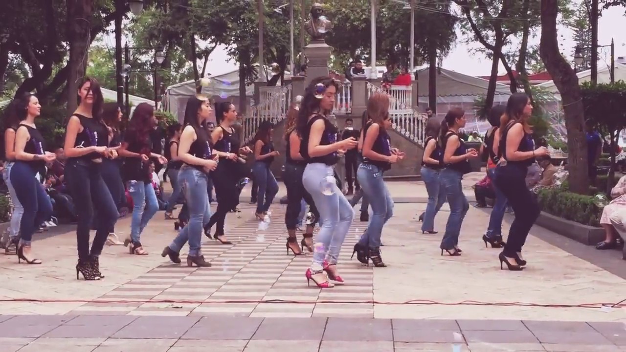 Jap&agrave;nese kizomba dance on road show