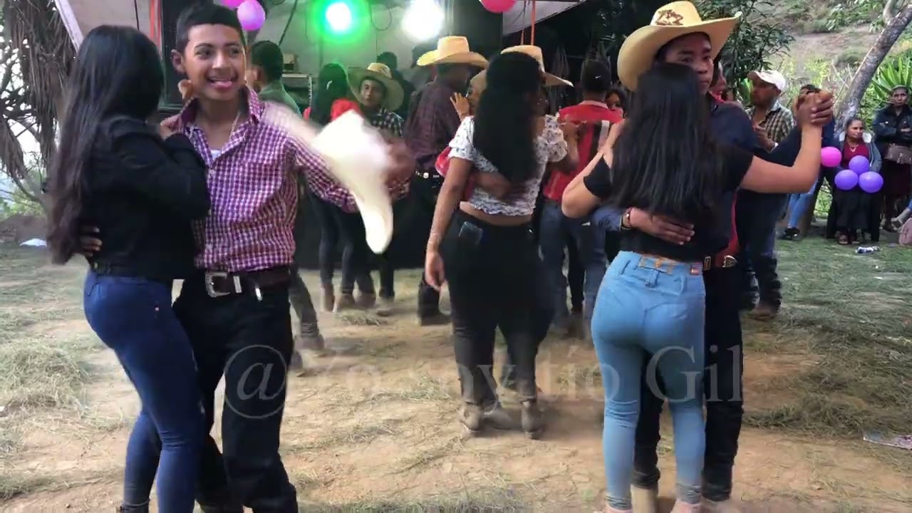 Miren esta pareja como bailan bueno todos son buenos para el baile
