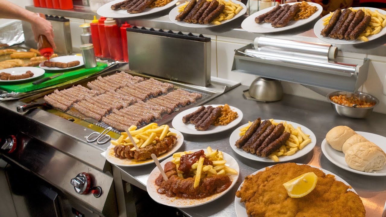 두 형제가 만드는 베를린 최고의 독일 국민 간식 커리부르스트와 슈니첼 / Berlin's Best German National Snack Currywurst- German Food