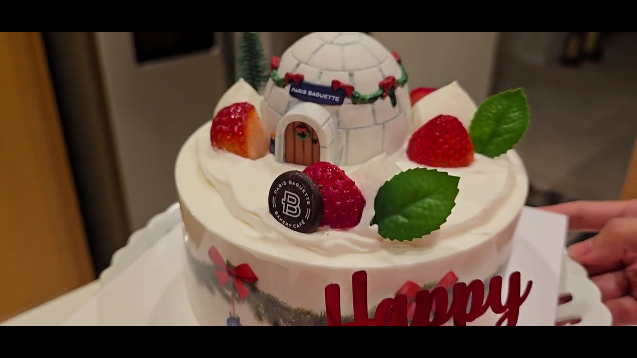 Holiday Mini Strawberry Soft Cream Cake - 2025 (Paris Baguette) #cake #dessert