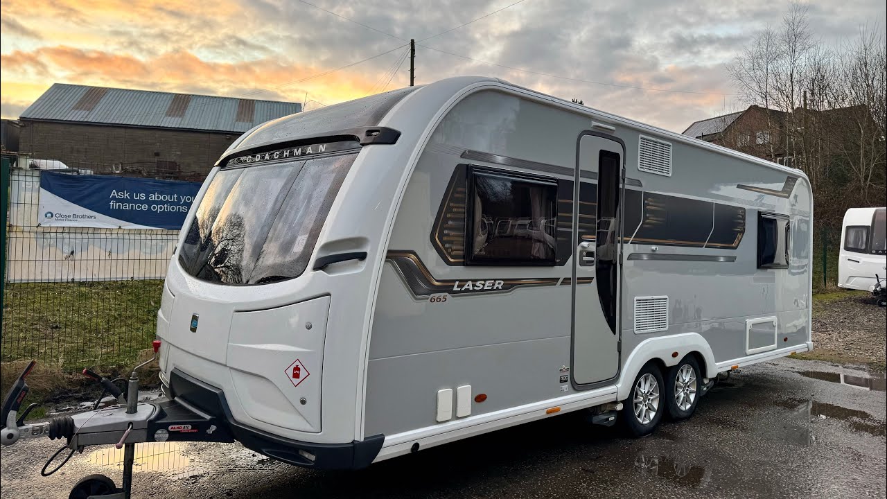 Автодом Coachman Laser 665 2019 года выпуска, две односпальные кровати, ванная комната посередине.