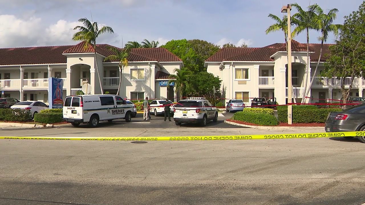Woman crashes Jeep through security checkpoint in Palm Beach