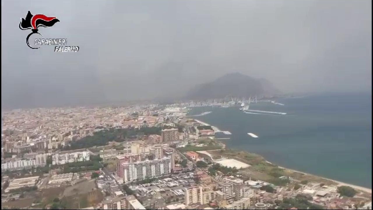 Palermo in fiamme, le immagini dall