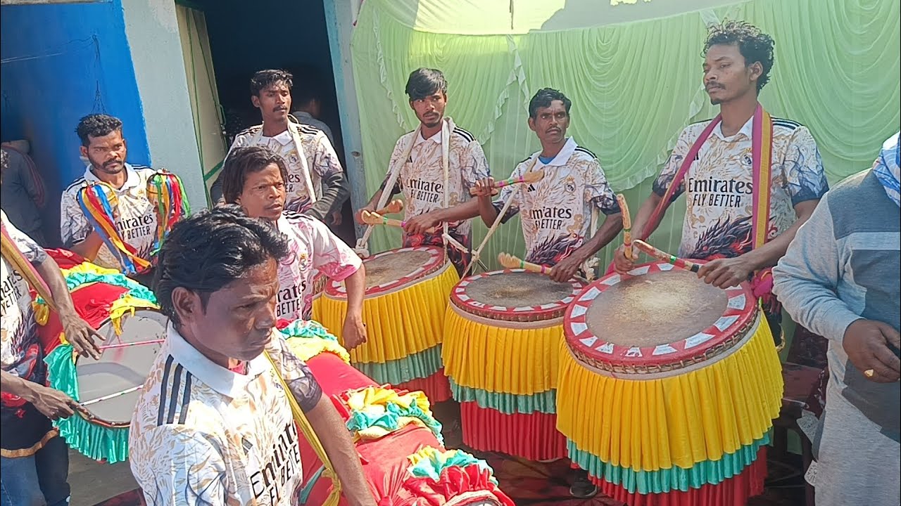कर्षा उठाने टाइम आदिवासी Ka Barati परंपरा  Jabardasti prapomos 