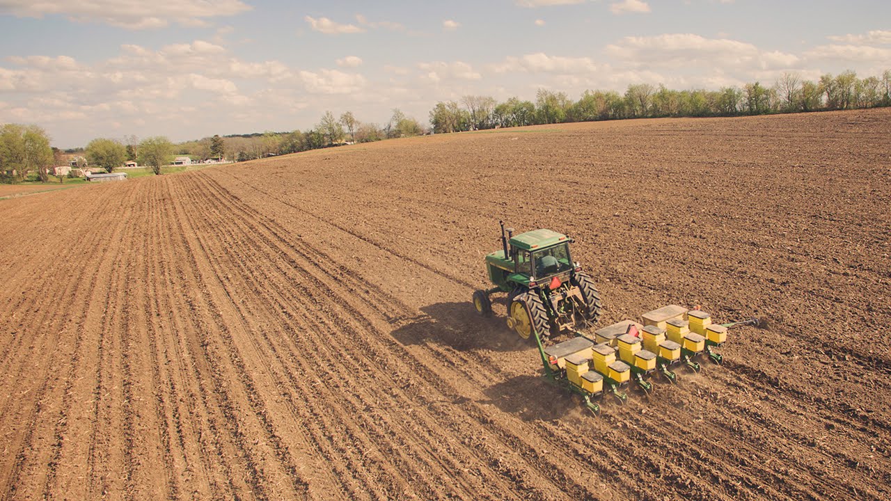 First Day Corn Planting! - John Deere 4640 & John Deere 7200 Planter