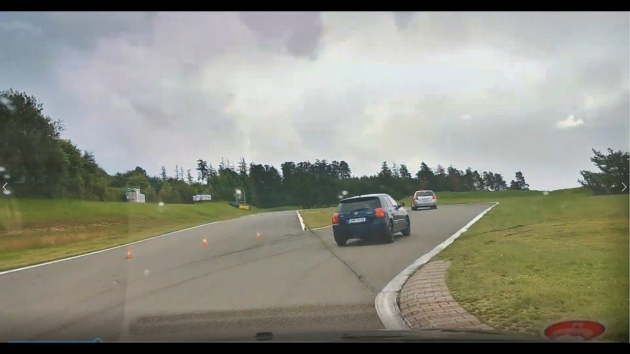 Toyota Corolla 1.4 VVTi, 71 kW vs. Mercedes CLK 320, 160 kW, Vysoké Mýto