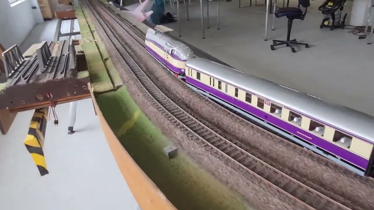 heute : mit dem Henschel Wegmann Zug auf großer Fahrt in Naumburg - Spur 1