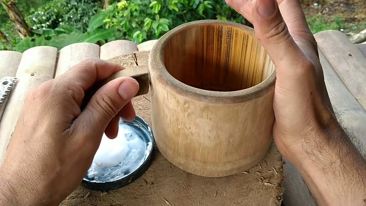 Elaboración de una taza de madera de bambú para tomar café