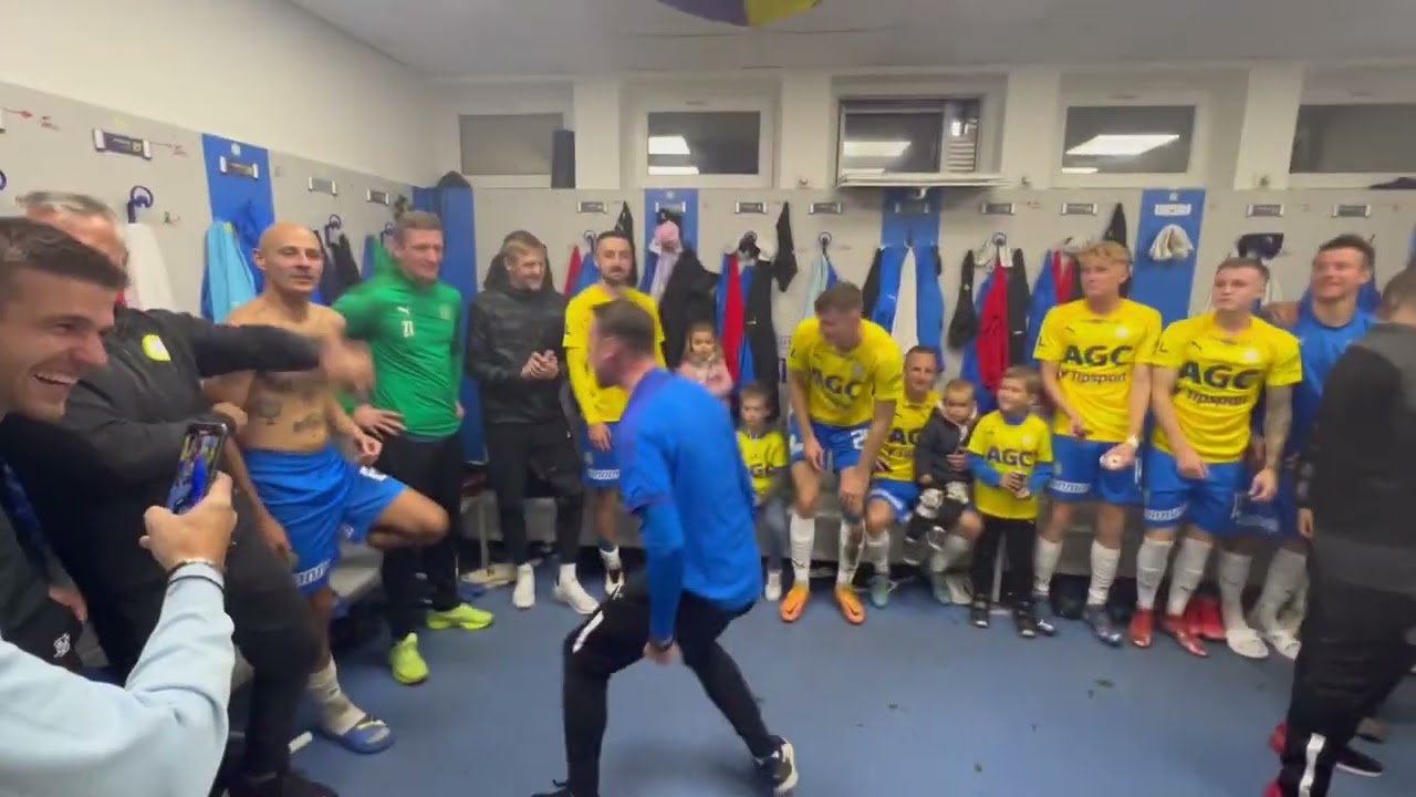 Vítězný pokřik po zápase s Pardubicemi (2.10.2022)
