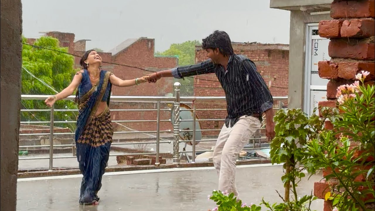 पहली बारिश का आनद लेते हुए 😁 darsh hamesha hatke bolta h