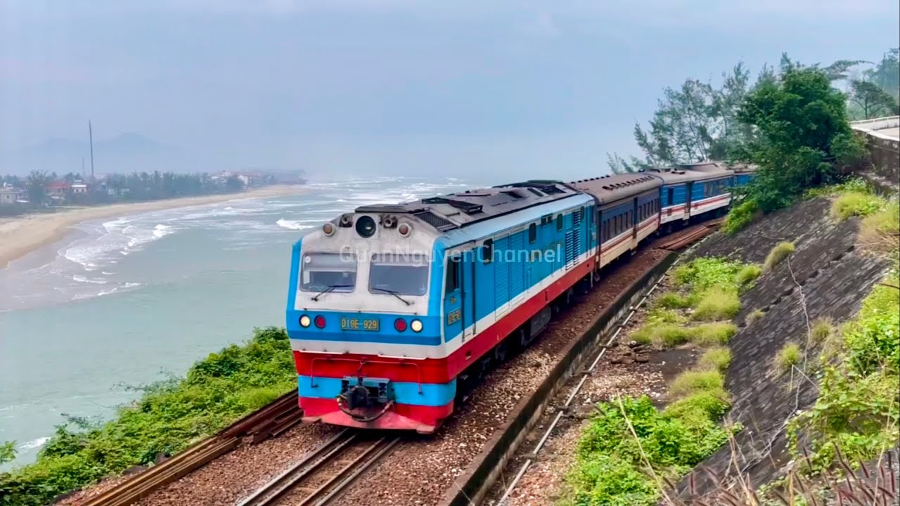 Đường Sắt Việt Nam: Xem các đoàn tàu hoả đi qua Vịnh Lăng Cô và khúc cong tử thần 20 năm trước.