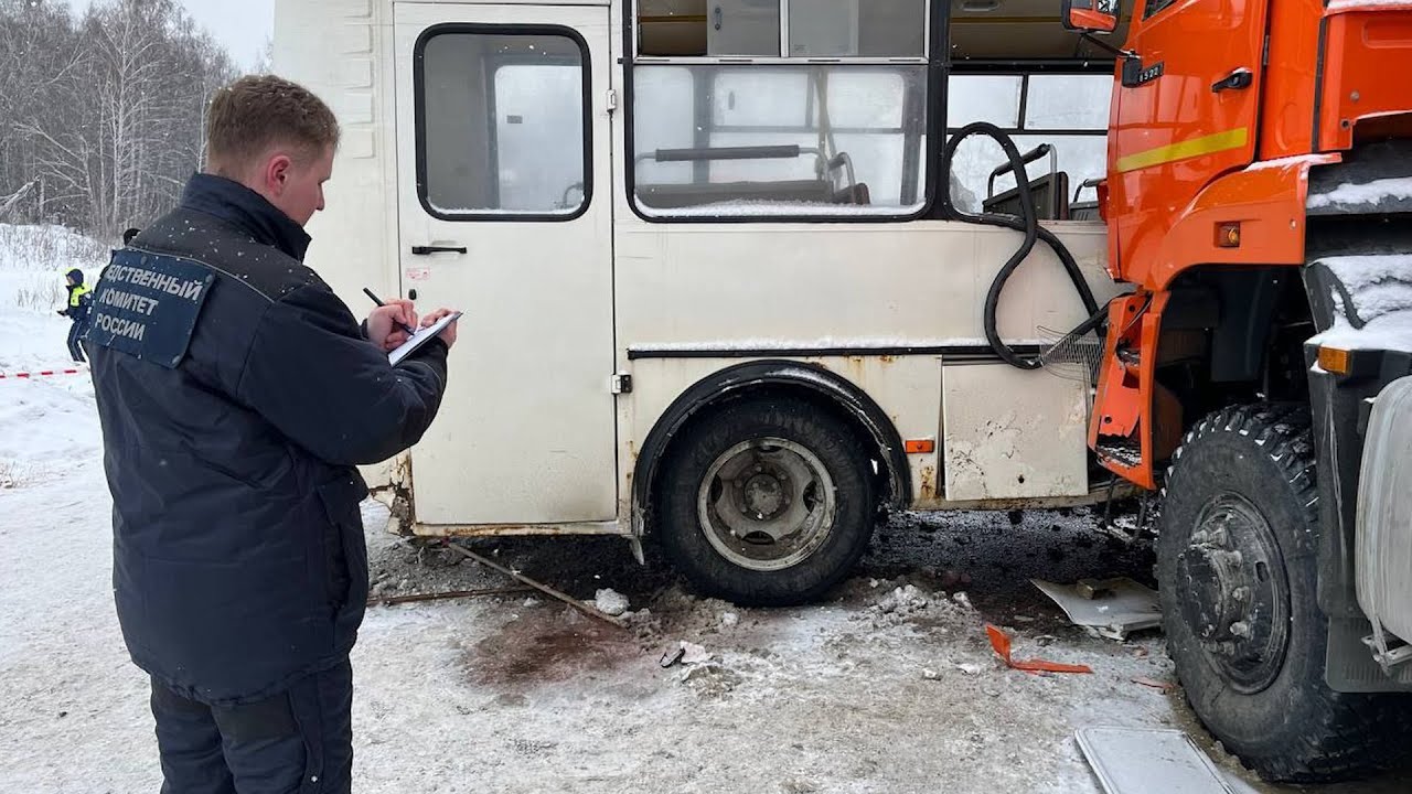 Самосвал вколотил автобус в бензовоз. Real video