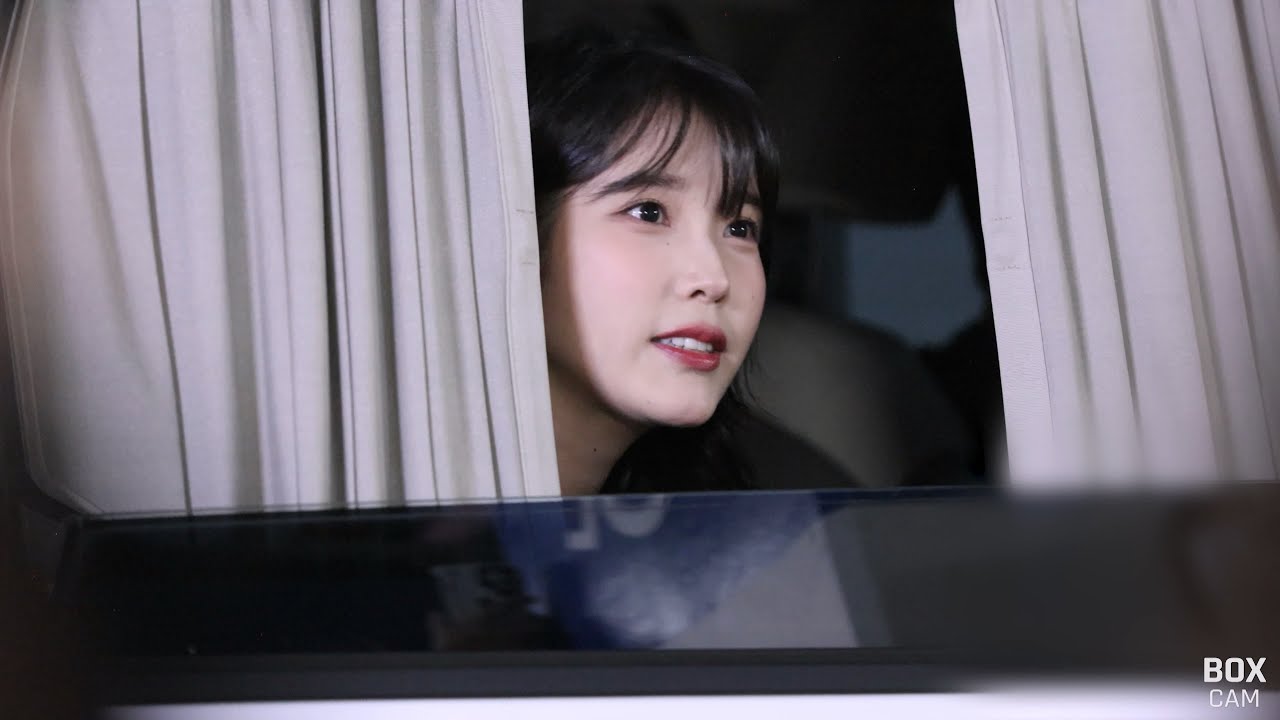 230720 영화 '밀수' 시사회 대기 중 팬들과 대화 나누는 아이유 직캠 | BOX