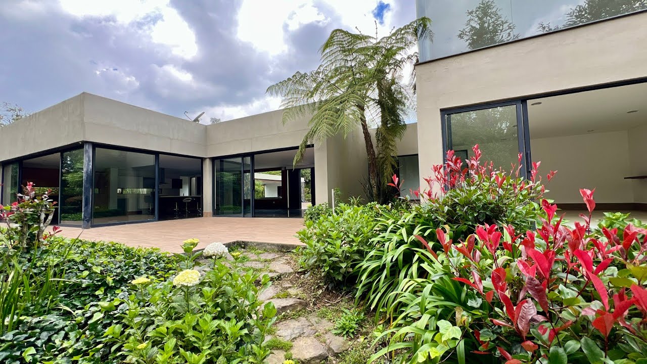 VENDO CASA EN EL ALTO DE LAS PALMAS ~VALLE ALTO ~ CON LOTE PLANO (ENVIGADO)