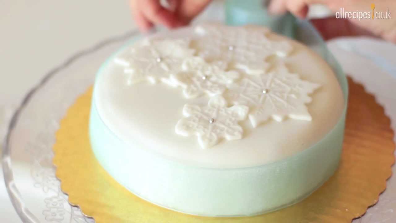 How to decorate a Christmas cake