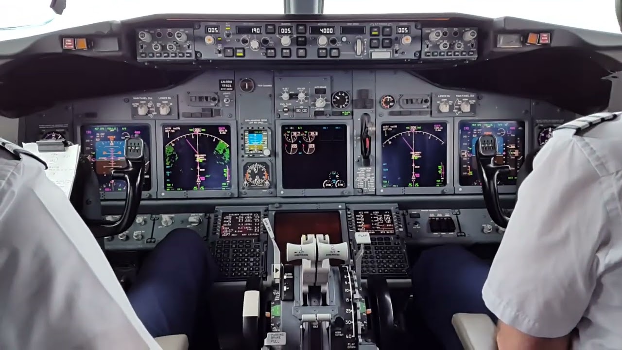 cockpit view landing at Stockholm Arlanda AirPort - Boeing 737