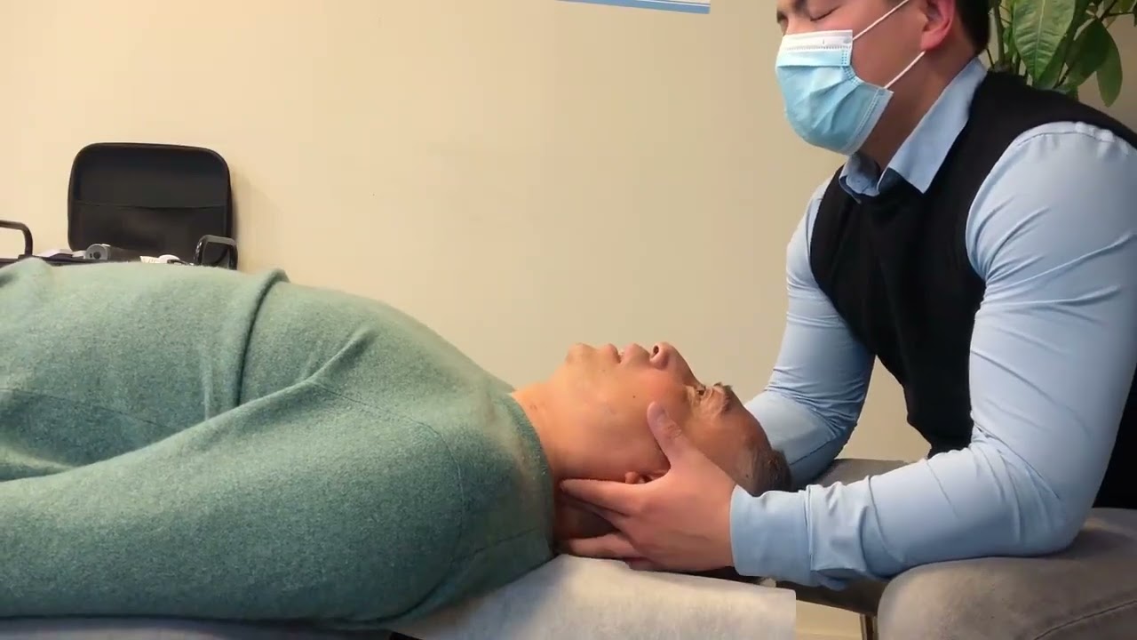 健壮男士肉壮熊狒颈椎调理正骨整脊复位舒缓放松推拿按摩理疗男技师健康Spa。只有阳光而无阴影，只有欢乐而无痛苦，那就不是人生。