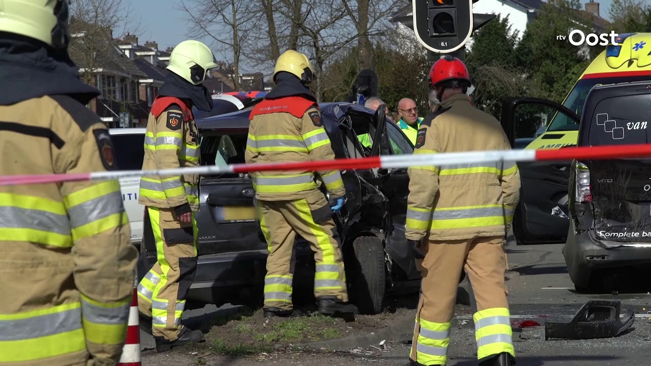 Drie auto's betrokken bij aanrijding in Deventer, zeker twee gewonden