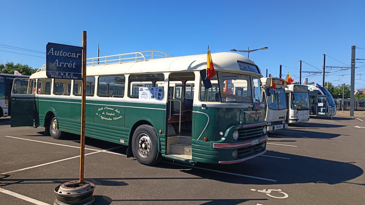 10 ans du tramway d'Orléans - journée portes ouvertes au dépôt - visite de différents bus