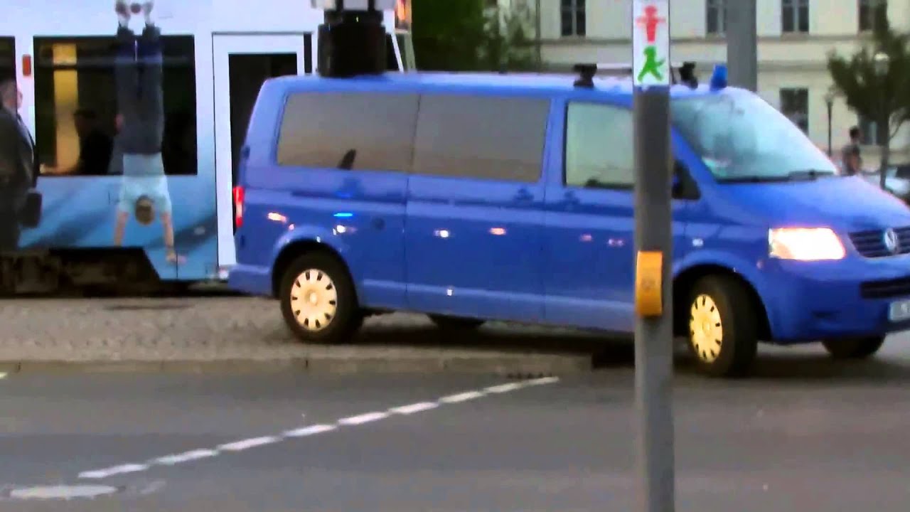 Video&uuml;berwachungsfahrzeug der Polizei bei Regionalspiel Lok Leipzig   Red Bull