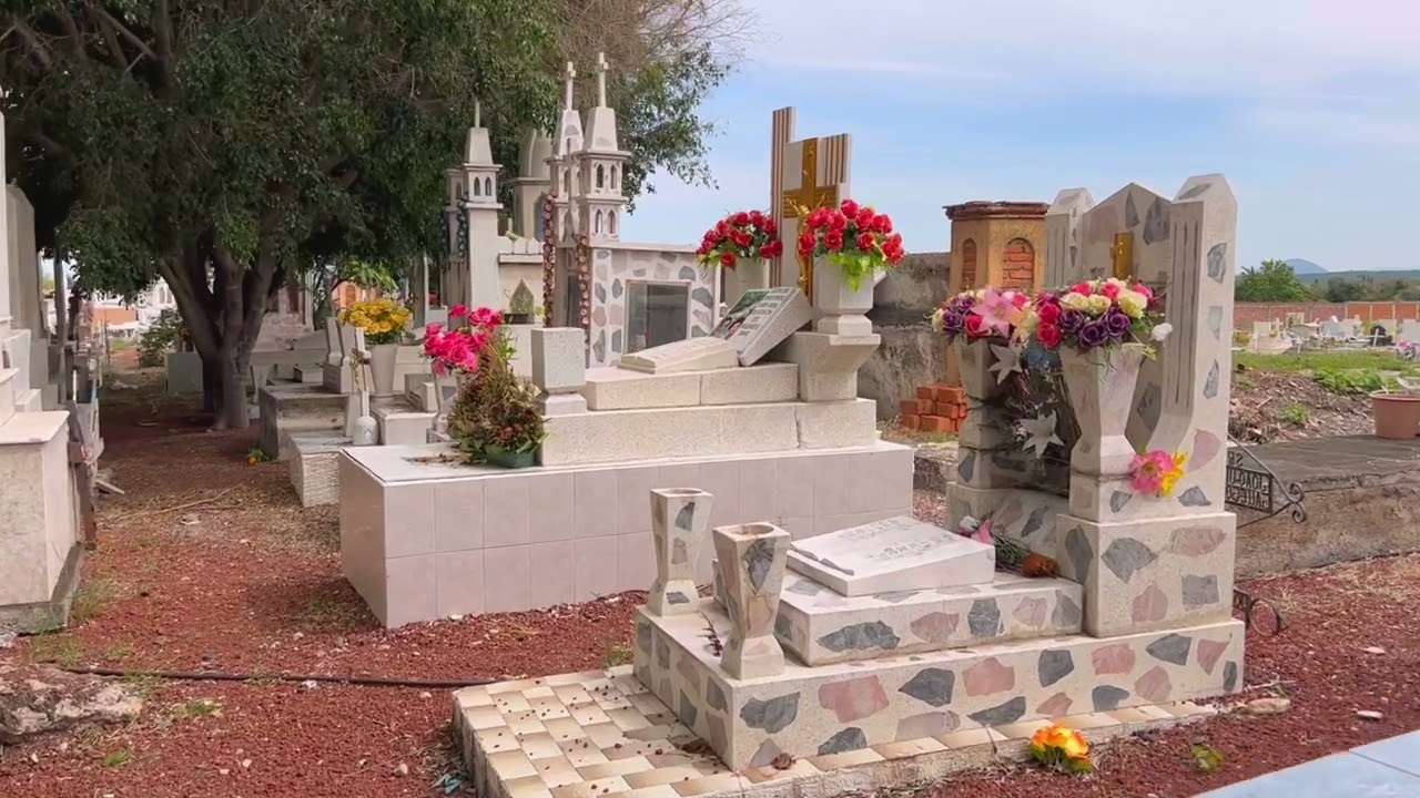 Visitando el panteón de Zináparo. 🌼💀