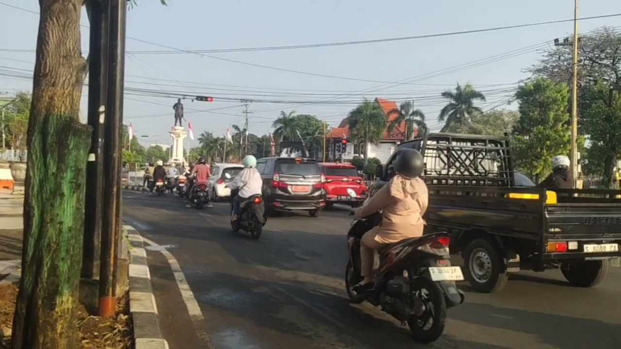 Arus lalu lintas perempatan patung letda sucipto tuban