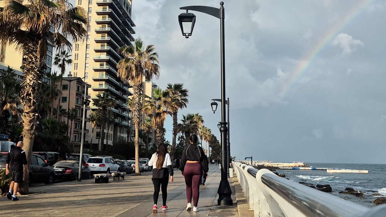 Beirut: A Stationary View of the Corniche 3 🚶‍♀️🚶‍♂️ مشهد ثابت للكورنيش 3- بيروت