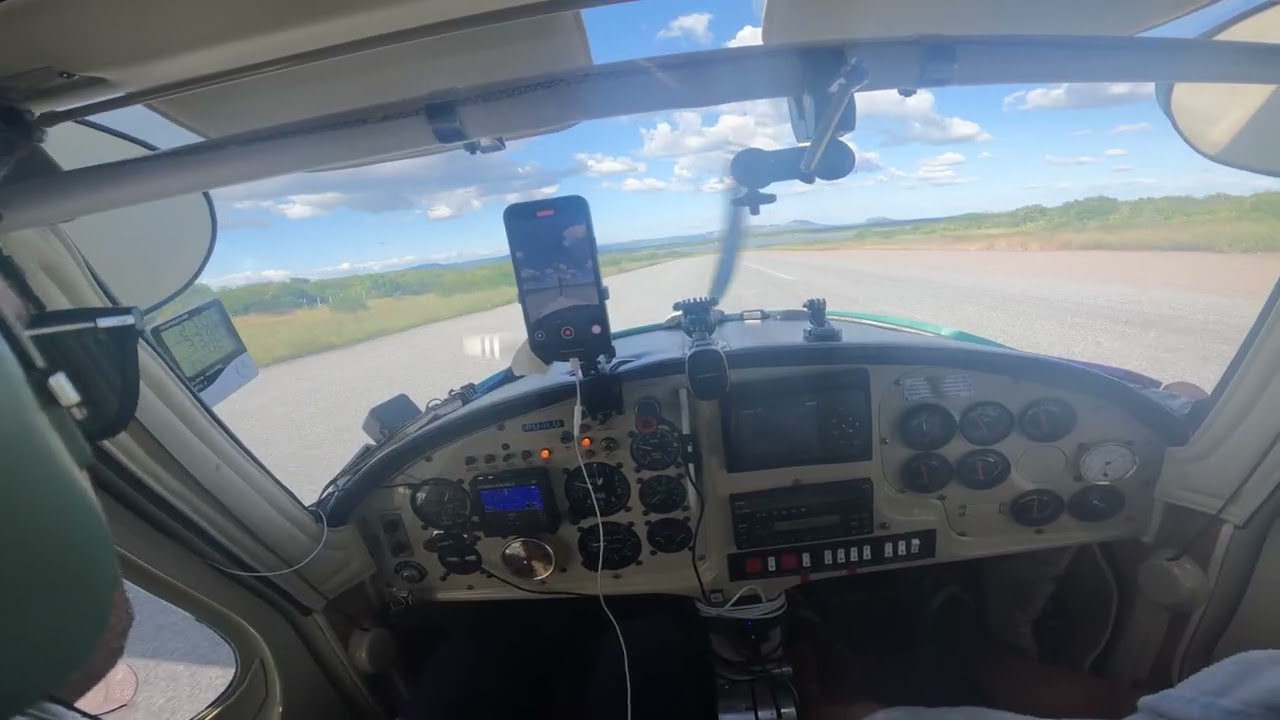 Pouso do Avião Kolb no Aeroporto com Ceu claro✈️👨‍⚕️
