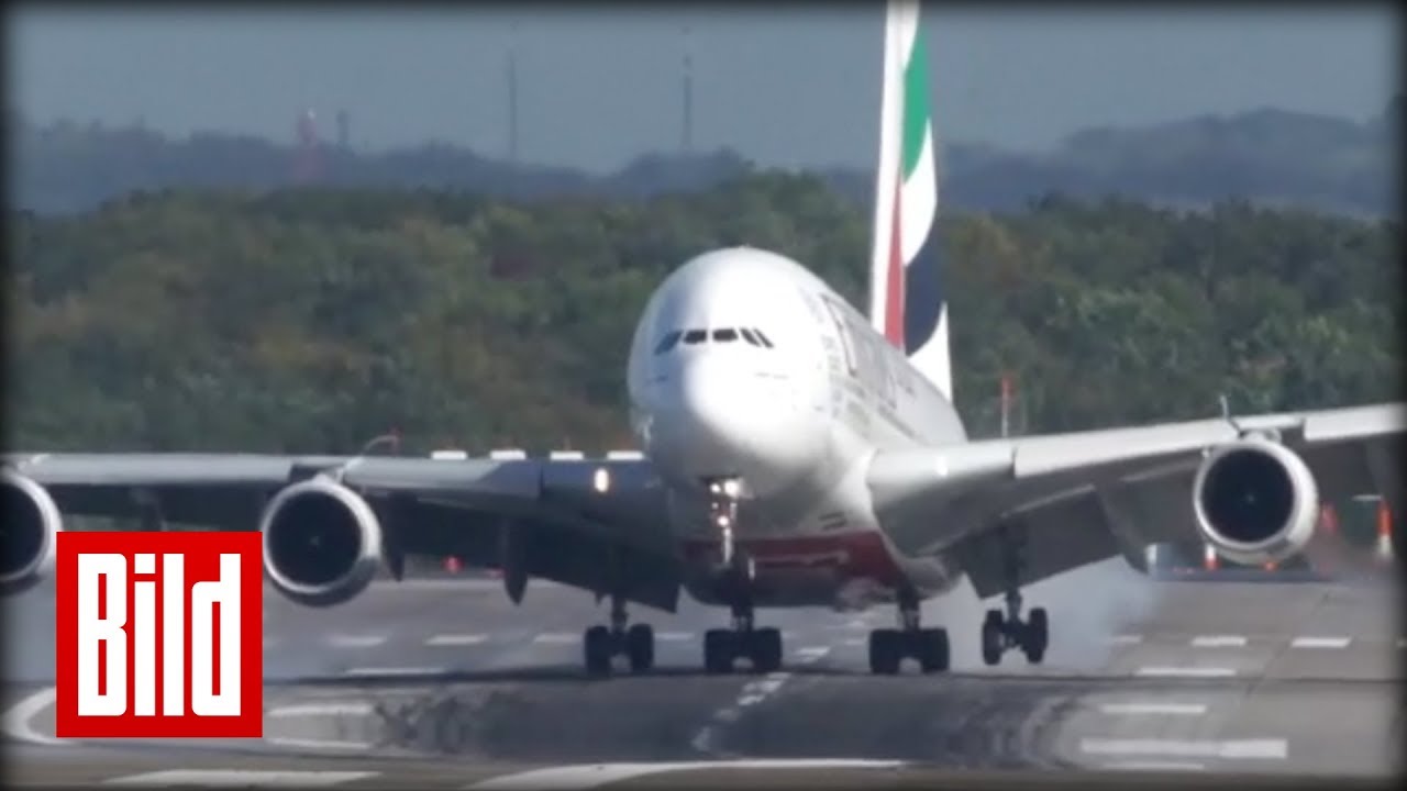 Sturm Xavier schüttelt A-380 in Düsseldorf durch - Airbus-Landung / Crosswind landing