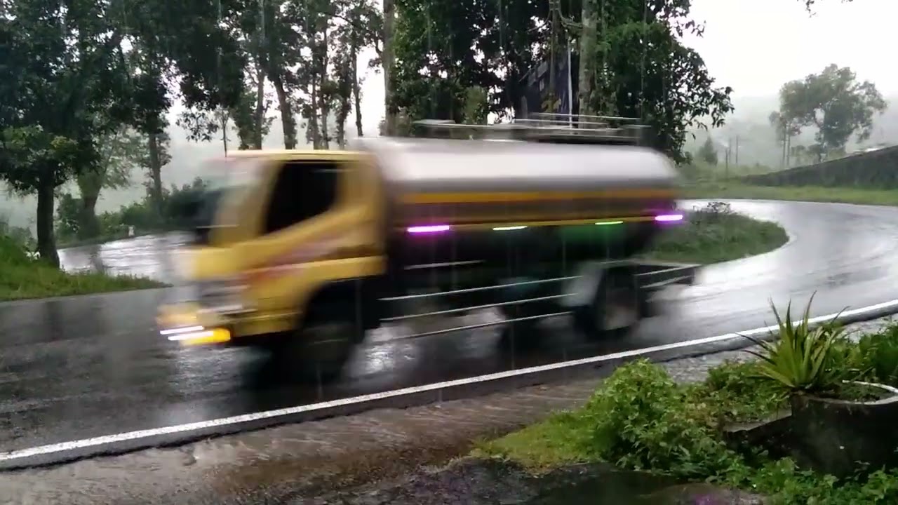 Hunting Bus dan Truck muatan bersaing gas pool ditikungan tajam lahor karangkates 