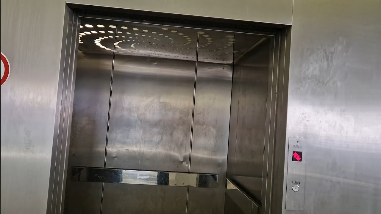 Vandalierter Riedl Tiefgaragenaufzug (Vandalised Riedl carpark lift) @Zentralgarage Passau