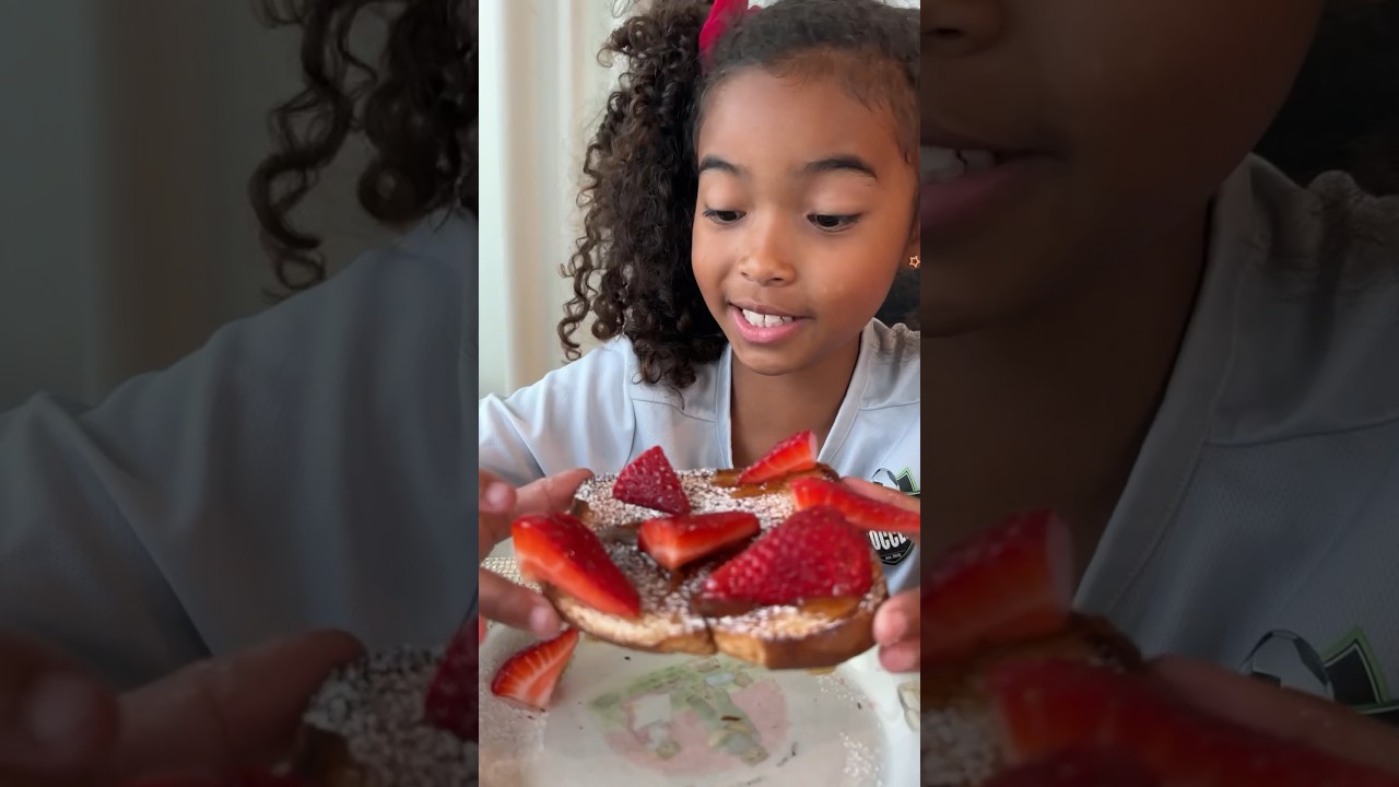 Easy&delicious breakfast! #strawberry #toast #breakfast #shorts