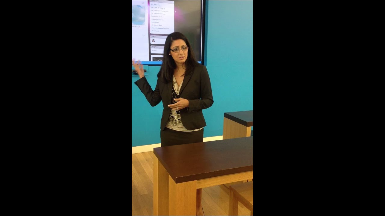 Rania Effat sharing on blogging at Microsoft Store-Yorkdale