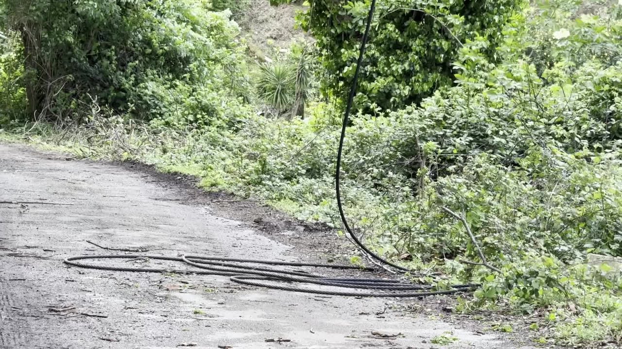 Incidente funivia Monte Faito: le immagini dei cavi spezzati nel bosco