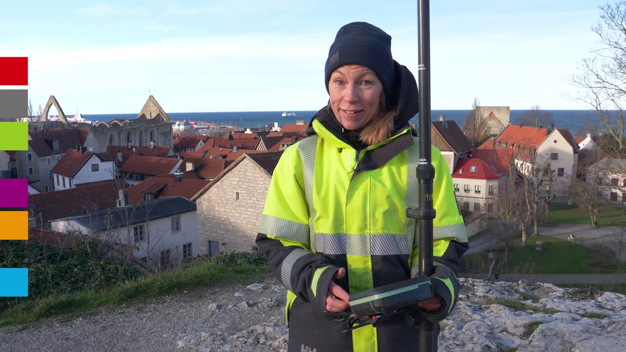 Elina mäter fastighetsgränser i Visby - DiSa - Digital Samhällsbyggnad