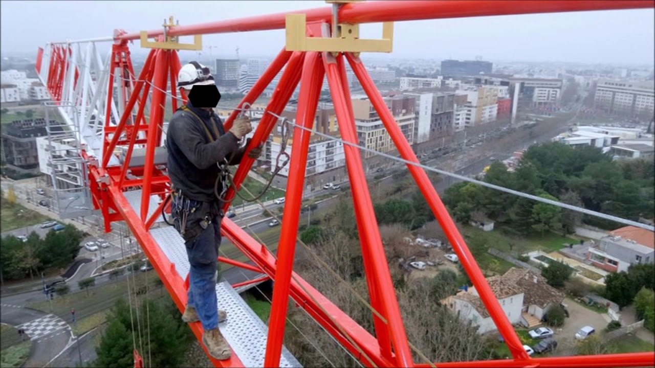 LE POSTE DE CONDUITE D'UNE GRUE A TOUR