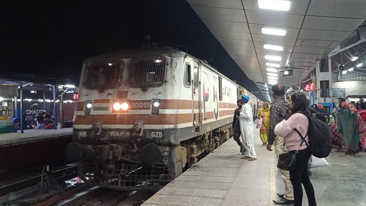 12232 Chandigarh Lucknow Superfast Express With WAP-5 Departure From Ambala Cantt Junction
