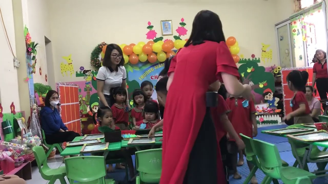 Tạo hình: Làm bông hoa từ các nguyên vật liệu khác nhau. 4 tuổi