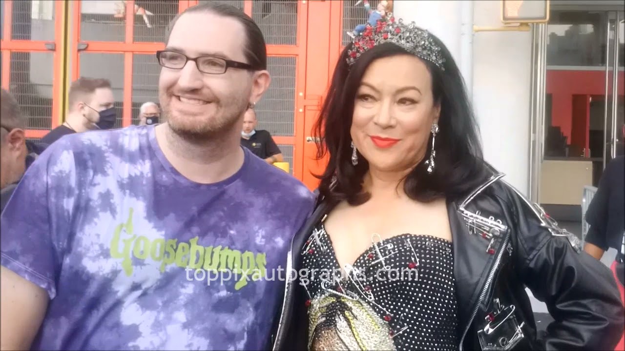 Jennifer Tilly signs autographs for TopPix