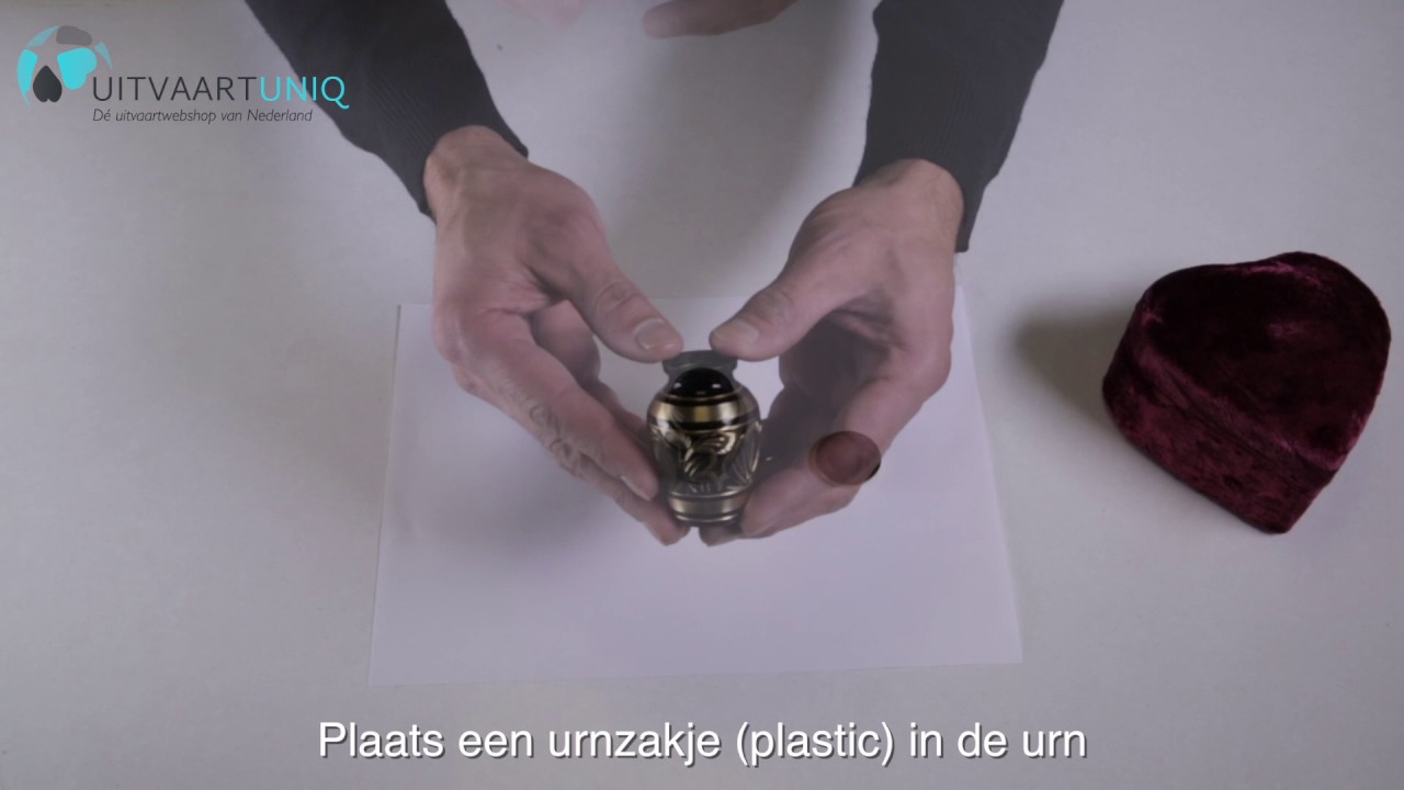 Vullen van een mini urn - UitvaartUniq
