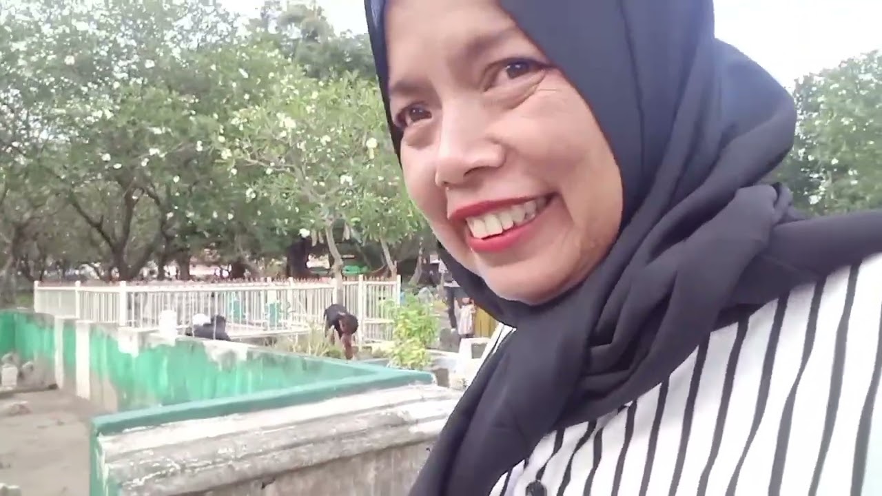 TRADISI MENJELANG PUASA  KE MAKAM KELUARGA BERSAMA  SUAMI DAN ANAK