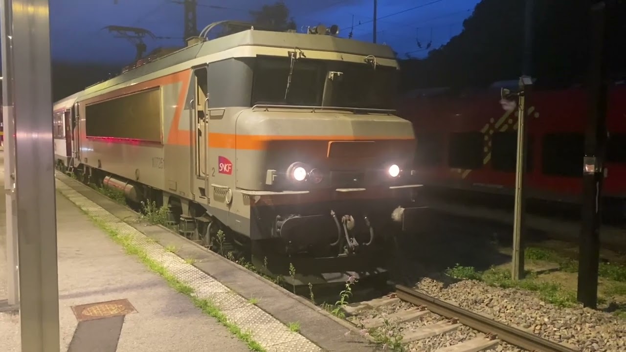 21h06 Intercites de Nuit N*3972 La Tour de Carol (66) - Paris Austerlitz (75) en gare de Foix (09)